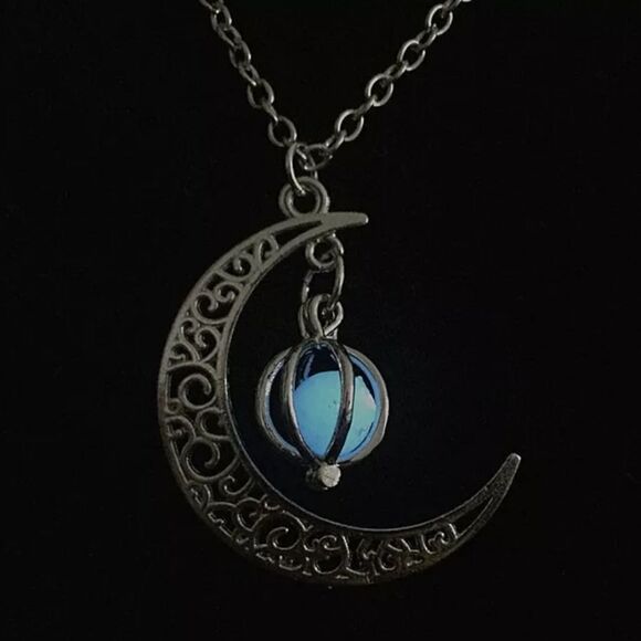 NWOT Glow in the Dark Crescent Moon 🌙  Necklace - Picture 1 of 3